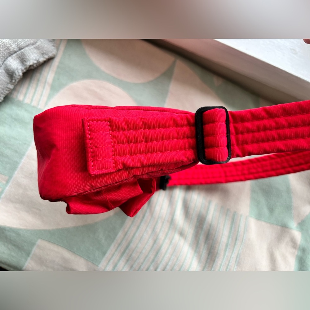 Baggu Cargo Shoulder Bag in Candy Apple Red- 2024 black zipper version - Picture 5 of 7